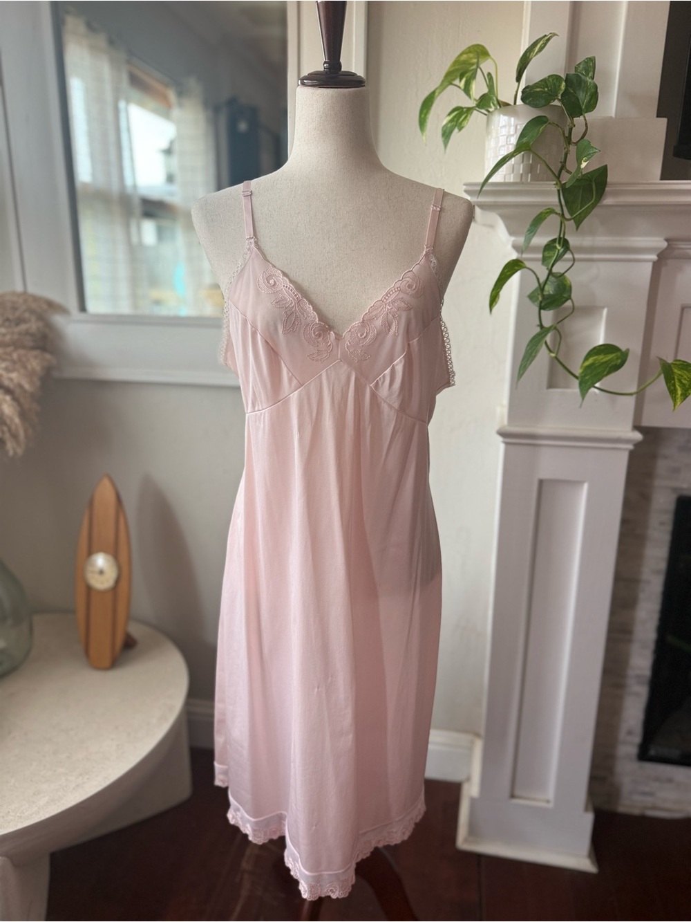 Vintage Delicate Lace-Trim Slip Chemise in Soft Pink